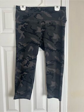 Zyia Active Gray Camo Capri Leggings 14-16 High Rise